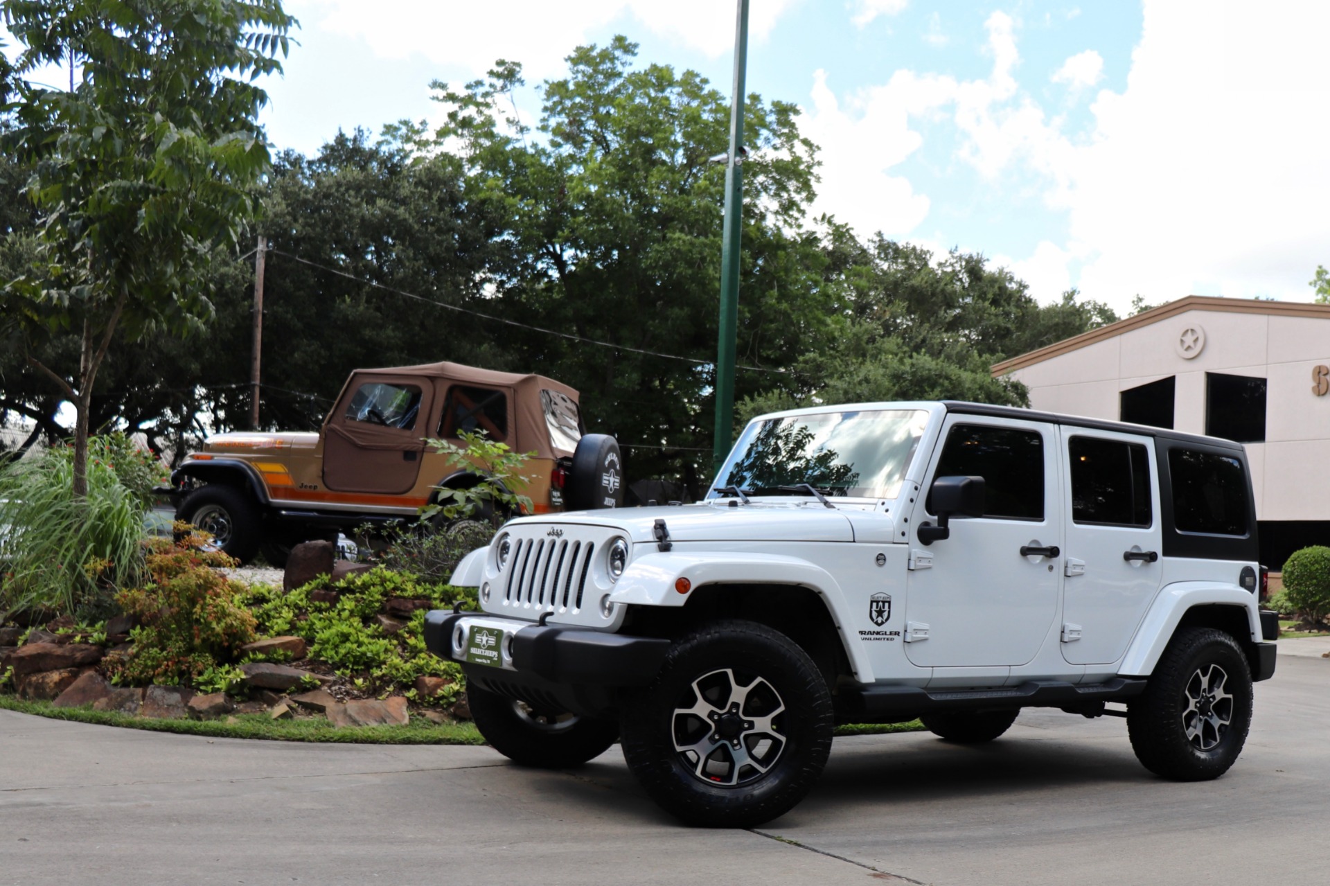 Used-2015-Jeep-Wrangler-Unlimited-Sahara