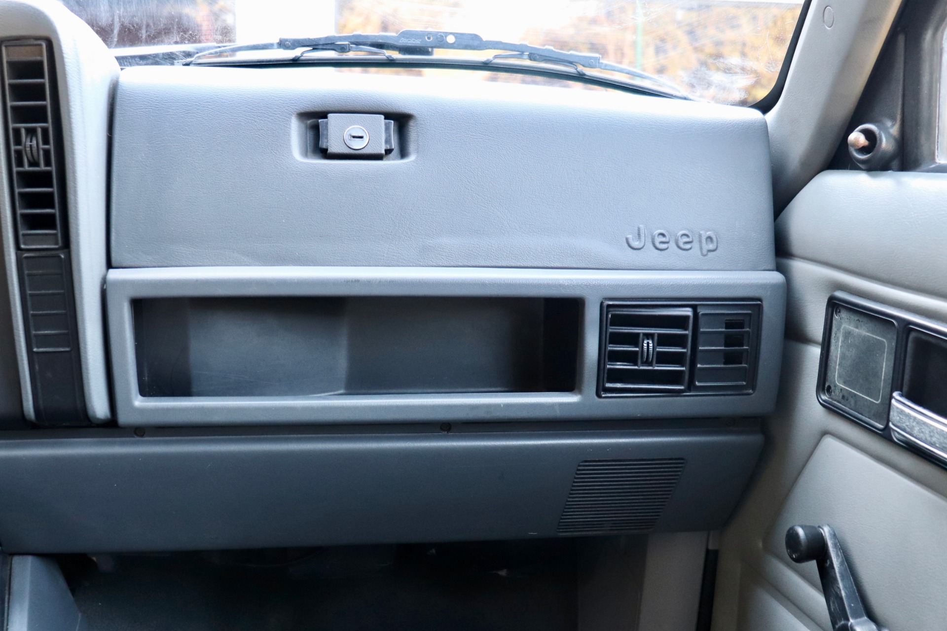 Used-1996-Jeep-Cherokee-SE