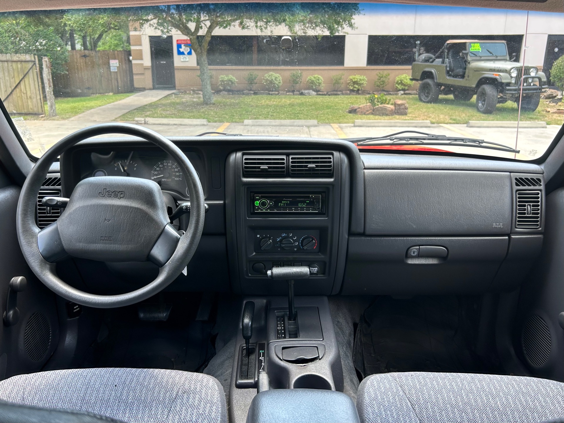 Used-1999-Jeep-Cherokee-SE