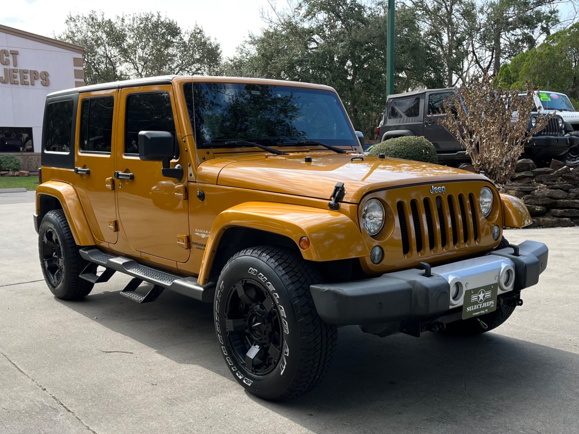 Used-2014-Jeep-Wrangler-Unlimited-Sahara